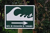 Aus gutem Grund...  ...findet man nicht nur auf der Insel, sondern überall im erdbebengefährdeten Chile derartige Hinweisschilder, denn die Bewohner dieses Teils des pazifischen Feuerrings sind nicht nur ständigen Erdstößen ausgesetzt, sondern müssen damit rechnen, auch noch von Seebeben folgenden Tsunamis überspült zu werden.