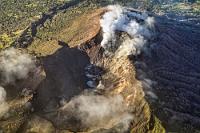 16.400 feet MSL  Jedenfalls so ungefähr...  Der Turrialba aus dem einschwebenden Flieger. Geschätzte Flughöhe über dem Vulkan ~1.700 m, plus Höhe des Berges von ~3.300 m macht zusammen etwa 5000 m = 16.400 Fuß überm Meeresspiegel. Das Ganze in ziemlich direktem Überflug – bedeutet: steil nach unten gerichtete Kamera = saumäßige Perspektive, marginale Qualität. Das Bild gehört daher eindeutig in die Kategorie: Dokumentation, aber sehenswert ;-)  2008