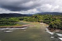 Río Nosara  Eine unserer liebsten 'Ecken' ist die Nicoya Halbinsel, ein Teil der Provinz Guanacaste. Die im Nordwesten Costa Ricas liegende Halbinsel zeichnet sich durch wechselfeuchtes, zumindest in der Trockenzeit von November bis April nicht allzu schwüles und heißes Wetter aus, was sich auch im Bewuchs durch den typischen Tiefland Trockenwald zeigt, der im Gegensatz zum weiter südlich gelegenen immergrünen Dschungel durchaus jahreszeitliche Veränderungen in der Belaubung zeigt. Die Küste weist einige der schönsten, häufig menschenleeren Strände des Landes auf, an Flußmündungen bis weit ins Hinterland mit artenreichen Mangrovenwäldern bewachsen.  Das Bild zeigt die Mündung des Río Nosara in den Pazifik, dem kurz zuvor von links noch der Río Montaña zufließt.  An und auf diesem Fluß  haben wir einige der schönsten Tierbegegnungen gehabt, wie gelegentliche Nutzer der unseren Bildern eingeprägten Geodaten sicherlich schon bemerkt haben ;-).  2013