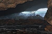 Boka Tabla Höhle  Unter vorsichtiger Berücksichtigung gefährlich glatter Steine läßt sich über einen Treppenzugang auch diese sehenswerte Höhle betreten. Es ist schon abenteuerlich, wenn sich die Brandung gischtend an den Steinen bricht – und strapaziös für das Kameraobjektiv!