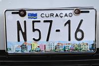Trostpflaster  Als kleiner Ersatz für die fehlende Häuserzeile Pundas (die einem im Übrigen auf jeder Curaçao-Publikation unvermeidlich begegnet!), soll hier unser Mietwagennummernschild herhalten. Besser hätte ich's auch nicht hingekriegt ;-).   Nachtrag: Beim dritten Anlauf können wir ja jetzt sogar ein großzügiges Panorama der St. Annabaai bieten – davon unberührt bleibt das Nummernschild aber hier drin, fährt doch jedes Fahrzeug Curaçaos diese Ansicht spazieren.