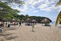 Wochenende  Am Wochenende zieht es auch die Einheimischen an ihre Strände und so sind hier heute an der Playa Daaibooi alle Strandhütten belegt. So sieht also ein überlaufener Strand auf Curaçao aus! Der Taucher bin übrigens nicht ich – hätte es aber durchaus sein können ;-).