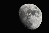 Heute abend...  ...sah der Mond so verlockend aus, dass ich (erstmals nach 6 Jahren Besitz der D300 ;-)) auf die Idee kam, mal nach der tief verbuddelten 'Russentonne' Maksutov MTO 100/1000 zu graben.  Stativ raus, LiveView an, Spiegelvorauslösung aktiviert... voilà 13. März 2014