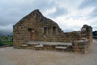 Äquatortempel  Die große Bedeutung in der Inka Mythologie gewann der 3200 m hoch gelegene Sonnentempel durch die relative Nähe zum Äquator, dessen astronomische Bedeutung durch die Tag- und Nachtgleichen an Frühlings- und Herbstpunkt den Inkas sehr bewußt war. Hier wurde den göttlichen Kindern der Sonne gehuldigt, die zur Erde kamen, um die Menschen vom Elend zu befreien und sie mit Toleranz und Freundlichkeit zu regieren. : ingapirca, cañar, hatun kañar, kañari, huáscar, atahualpa