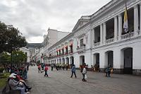 Ecke Chile/Venezuela  Sinnigerweise wird ausgerechnet auf Höhe des "Mitad del Mundo" Bergbau betrieben. Der dabei abgehauene Stein muß extrem kalkhaltig sein, staubt in gigantischem Ausmaß und hatte die gesamten nördlichen Vorstadtgebiete Quitos in eine dichte weiße Dunstwolke gehüllt – das Denkmal inklusive! Wer hier lebt, hat schon 'von Natur aus' eine Staublunge!  Daran mußten wir denken, als wir uns dem "Plaza Grande" nähern. Eingehüllt in eine dichte weiße Staubwolke, die von einer umfangreichen Straßenbaustelle an der Kreuzung Calle Chile/Calle Venezuela aufstieg, sahen wir uns schon um unsere Film- und Fotoaufnahmen gebracht. Glücklicherweise ist der Platz groß genug, dank Windstille verharrte der Staub zudem in einer Ecke des Platzes, so dass wir einige Meter weiter vor dem "Palacio Arzobispal" doch noch die Kameras zücken konnten. : quito, plaza grande, plaza de la independencia, palacio arzobispal