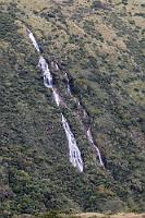 Namenlos  Der mit 131 m höchste Wasserfall Ecuadors, der "Cascada de San Rafael" liegt zwar auch im riesigen Cayambe-Coca NP, allerdings ein gutes Stückchen weiter nördlich. Wir wissen nicht, ob dieser Wasserfall, der hier über fast die gesamte Höhe des gegenüberliegenden Talhangs rauscht überhaupt einen Namen hat, überschlagsmäßig sollte er aber nicht wesentlich kleiner sein. : cayambe-coca