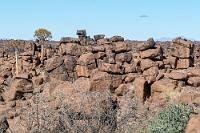 Hochgestapelt  Die Geologie Namibias basiert auf Strukturen des ca. 200 Mill. Jahre alten Gondwanalands. So alt sind auch die früher als Dolerit bezeichneten grobkörnigen Basaltbrocken, die sich aufgrund von chemischen und physikalischen Eigenarten der sogenannten Blockverwitterung aufsprengten und als teils paßgenau übereinander gestapelte Blocktürme liegenblieben.