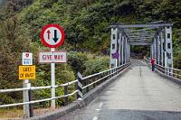 Give Way  Bestanden unsere bisherigen Südalpenquerungen lediglich aus Abstechern per Bus, Flieger und Camper zum Doubtful bzw. Milford Sound, geht es heute zur Weiterreise Richtung Norden über den Haast Pass auf die Westküstenroute. Mit nur 563 m Meereshöhe ist er der tiefstgelegene Straßenpass der Südalpen und weist mit der Brücke über den Haast River die längste einspurige Brücke Neuseelands auf!