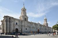 La Catedral  Nicht nur, dass die Catedral de Arequipa die größte und imposanteste Basilika Perus ist, einzigartig ist auch ihre beherrschende Stellung über die gesamte Nordseite der zentralen Plaza de Armas. Auch wenn Arequipa berühmt für sein ausgeglichenes, angenehmes Wetter mit bis zu 300 Sonnentagen im Jahr ist, befindet sich die Stadt doch in einer geologisch höchst unruhigen Zone und ist in den vergangenen Jahrhunderten des Öfteren Opfer verheerender Erdbeben geworden, bei denen auch die trutzige Kirche mehrfach schwer in Mitleidenschaft gezogen wurde.