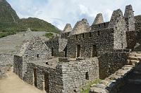 Machu Picchu #20  Häuser des Handwerkerviertels. Gut zu erkennen die steinernen Zapfen, an denen die Dachkonstruktion befestigt war.