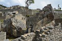 Machu Picchu #24  Innerhalb des südöstlich gelegenen Gefängnisviertels erreicht man über eine Treppe den "Tempel des Kondors". Die hier sichtbare, behauene Formation aus buntem Felsen soll die ausladenden Flügel des Kondors symbolisieren.