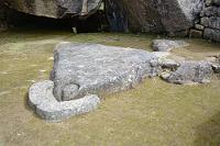 Machu Picchu #25  Herausgearbeitet aus einem natürlichen Felsen ist der "Kopf des Kondors", mit der angedeuteten "Halskrause" direkt vor der Flügelformation  angeordnet. Der Kondor galt den Inkas als Gott der Kraft und des Geistes, dem in diesem Tempel gehuldigt wurde und dessen Kopfstein wahrscheinlich auch als Opferaltar diente.