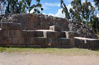 Q'enqo  Erschöpfter, als wir gewesen wären, hätten wir den einfachen Weg über die Straße genommen, kommen wir in Q'enqo an. Dieser etwas oberhalb der Festung Saqsaywamán gelegene Kult- und Festplatz diente den Inka zu Ahnenfeiern und rituellen Zeremonien, verbunden mit Blut- und Trankopfern, die aus Schalen in eine gewundene Felsrinne geschüttet wurden, aus der die Opfergaben in eine unterirdische Kulthöhle abflossen.
