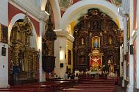 Reliquienschrein  Obwohl auch von katholischer Prachtenfaltung geprägt, wirkt der von Holz dominierte Altar der 'Iglesia de San Francisco de Paula' nicht ganz so überladen wie der der Kathedrale. Die feinziselierte Kanzel gilt als die schönste in Ayacucho. Als besondere Reliquie werden hier sechs Taschentücher verwahrt, ein Geschenk des spanischen Königs von 1768.