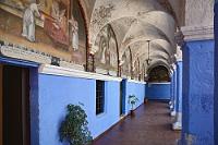 Santa Catalina #8  Früher lediglich kalkweiß getüncht, werden Teile der Klosterwände heute regelmäßig in leuchtenden Blau- und Rotockertönen angemalt, eine Farbgebung, die erheblich zur Stimmungsaufhellung beiträgt. Bemerkenswert auch die Deckengewölbe, die mit großformatigen religiösen Motiven versehen sind.