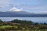 Andenidyll  Blickt man von Norden her kommend über den Lago Rupanco zum Osorno und dem am rechten Bildrand gelegenen Calbuco hinüber, läßt man sich als Besucher gerne von idyllischen Gefühlen übermannen.  Ich kann mir aber schon vorstellen, dass es für die ständigen Bewohner dieser grandiosen Landschaften durchaus ambivalent sein kann, im Einflußbereich häufiger Erdbeben und gelegentlicher Vulkanausbrüche leben zu müssen.