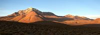 Dämmerung im Altiplano  Nein, ich werd' jetzt nicht schon wieder anfangen zu schwärmen von der unvergleichlichen Ruhe und Einsamkeit im Hochland Nordchiles!  Deswegen jetzt ganz sachlich: Uhrzeit 19:28 local, ca. 15 km vor Colchane, Höhe 3900 m, links im Bild der Cerro Carabaya, ein schlapper Sechstausender (5869 m), der bereits zu Bolivien gehört – das war's.  Na gut: Es ist traumhaft schön dort oben... ;-)