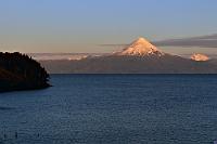 Der Osorno  Von vielen als der schönste Vulkan Chiles betrachtet, erhebt sich der 2650 m hohe Gipfel über dem Lago Llanquihué. Er thront auf den erodierten Überresten eines weit älteren Vulkans, La Picada, dessen übrigebliebenen Schlackenkegel im Nordosten hinter dem Osorno zu sehen sind. Als einer der aktivsten Vulkane Chiles hat er in historischer Zeit des öfteren pyroklastische Lavaströme aus dem Gipfelkrater und seitlichen Öffnungen bis an das Ufer des Llanquihué geschickt.
