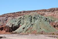 Grüner Stein  Gute 60 km von San Pedro de Atacama entfernt liegt eine Sehenswürdigkeit, die noch als echter Geheimtip gilt. Das "Valle del Arco Iris" erreicht man, wenn man Richtung Calama fährt und der Ausschilderung "Rio Grande" nach Norden folgt. Es handelt sich um ein langgezogenes Schluchtengebiet, in dem die flankierenden Felsen interessante Farbtöne aufweisen. Einen 'Regenbogen', den der Name suggeriert, wird man bei den drei maßgeblichen Farbtönen aber nicht zwingend vor Augen haben. Wir waren bei strahlendem Sonnenschein dort – vielleicht sollte man sich das Tal auch noch mal abends oder morgens anschauen, denn ich könnte mir vorstellen, dass die drei Farben Rot, Grün und Weiß je nach Sonnenstand noch tolle Farbschattierungen ergeben. Aber auch am hellichten Tag waren die starken Rottöne, abwechselnd mit mineralisch grünem Gestein höchst sehenswert.