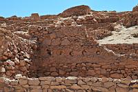 Pukará de Quitor  Da, wo heute das Örtchen San Pedro de Atacama sein lebenswichtiges Wasser zapft, haben bereits im 12. Jahrhundert die Atacameños an der Oase Quitor eine Siedlung gegründet. In der Mitte des 15 Jahrhunderts jedoch besetzten die Inka in ihrem Expansionsdrang das Gebiet und bauten die Siedlung auf dem Hügel zu einer von mehreren Festungen aus, die die Handelswege der Inka schützen sollten.