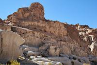 Steinwachs  Biegt man auf dem Weg von San Pedro de Atacama Richtung Calama nach ca. 30 km rechts nach Rio Grande ab, erreicht man bald ein Naturreservat, welches glücklicherweise noch recht unbekannt ist: das "Valle del Arco Iris" (oder: Valle Arcoiris – ganz wie man will...). Aber nicht nur das als Ziel auserkorene Regenbogental ist sehenswert, schon der Weg durch das weitläufige Flußtal wird gesäumt von Sandsteinformationen, die stellenweise solche fantastischen Ausformungen aufweisen.