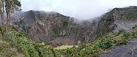 Gleich geschlossen!  Wenn der Nebel an den Flanken des Irazú, dem mit 3432 m höchsten Vulkan Costa Ricas hochkriecht und langsam über den Kraterrand ins Innere schwappt, dauert es nur noch ca. eine gute halbe Stunde, bis der Gipfel komplett in den Wolken steckt. Das geschieht so zuverlässig, dass Einheimische raten, für beste Bedingungen weit vor 10 Uhr auf dem Gipfelplateau zu sein. Ein weiterer Vorteil für den Frühaufsteher ist die relative Ruhe vor dem Besucheransturm. Dieser beginnt nämlich täglich mit dem Eintreffen der Reisebusse auf dem Gipfelparkplatz pünktlich um 10 Uhr – gerade rechtzeitig, um die Krater unter dichten Wolken verschwinden zu sehen. Kurz danach setzt Regen ein... ;-))  Zu sehen ist der Crater Principal mit einer Tiefe von 300 m (zum Gipfelplateau) und einem Durchmesser von über 1000 m. Der Krater ist recht aktiv; in den letzten Jahren und Jahrzehnten gab es einige, auch heftige Ausbrüche. Gefürchtet wird ein Bergrutsch, mit der Gefahr der Freisetzung des derzeitigen Säuresees. Rechts angeschnitten im Bild liegt der nur 80 m flache Crater Diego de la Haya mit ebenfalls 1000 m Durchmesser.  2008