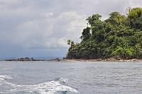 Isla del Caño  Wir haben – noch – Sonne für unseren Schnorcheltrip, während sich über dem Corcovado NP auf dem Festland schon der tägliche Regenguß zusammenbraut.  2013
