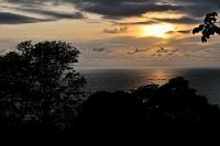 Pacific Slope  Die englische Bezeichnung der sich sanft dem Pazifik zuneigenden Westküste Costa Ricas enthält schon lautmalerisch die landschaftliche Beschaffenheit dieser Regionen. Im Nordwesten an der Küste Guancastes noch mit jahreszeitlich beeinflußtem Tiefland Trockenwald bewachsen, wird der Bewuchs nach Süden hin zur Provinz Puntarenas immer tropischer. Während die wilden Strände und Uferstreifen hauptsächlich mit Palmen und dichtem Dschungel bewachsen sind, findet sich aber gelegentlich auf dazwischengestreuten, bewirtschafteten Hängen eine lockere Mischung aus Grasweide, Blattbäumen und tropischen Pflanzen, die solche traumhaften Blicke vom Hotelbungalow auf den Pazifik gestattet.  2013