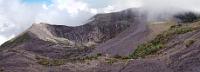 Volcán Irazú, 09:46 Uhr morgens  Der Irazú mit seinen zwei Kratern gehört zu den gefährlichsten Vulkanen Costa Ricas, da er immer noch höchst aktiv ist und jederzeit ausbrechen kann. Die größte Gefahr geht dabei vom 1050 m durchmessenden Crater Principal (links im Bild) mit seinem giftgrünen Säuresee aus. Bei einer Eruption droht beim Bruch der stellenweise dünnen Kraterwände eine ätzende Gesteins- und Schlammlawine, die in dem dicht besiedelten Gebiet erheblichen Schaden anrichten kann.  Aktuell bedroht aber lediglich die täglich pünktlich um 10:00 Uhr aufziehende Wolkenwand den ungetrübten Genuß des Vulkanbesuchs, denn spätestens eine Viertelstunde später herrscht hier Nebel mit Sichtweiten von nur noch ein paar Metern. Unverständlich, warum auf dem gut erreichbaren Parkplatz erst um diese Zeit die ersten Reisebusse und auf dem barrierefreien Rundweg des Plateaus die ersten Touristen auftauchen. Man tut also gut daran, früher aufzustehen und mit dem Leihwagen bereits um 8:00 Uhr vor Ort zu sein, um einen atemberaubenden Anblick auf die Krater und das menschenleere Ascheplateau zu haben.  2008