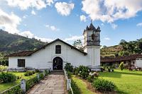 Iglesia de San Jose de Orosi  Bei schönstem Wetter führt uns ein erster Ortsspaziergang an der 1767 erbauten, ältesten Kirche Costa Ricas vorbei. Die Tür steht offen und wir nutzen die Gelegenheit zu einem Blick ins wohltuend schlichte Innere.