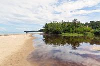 Playa Blanca  Sicherlich nicht der einfallsreichste Name für einen – zugegebenermaßen schönen – Strand auf der Nationalpark Halbinsel Cahuitas. Interessant wird dieses Stückchen Land durch eine fast ans Meer heranreichende Süßwasserlagune des hier versandenden Flüßchens Río Suarez.