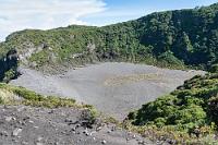 Trockenen Fußes  Wechselhaft und abhängig von den Niederschlagsmengen ist das Erscheinungsbild des an einen Schuhabdruck erinnernden Kratersees im kleineren Nebenkrater Diego de la Haya auf dem Vulkan Irazú. Auf unserem Foto aus 2008 ist die Sohle noch mit Wasser gefüllt – hier leider knochentrocken.