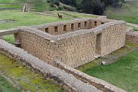 Acllawuasi  Ob es sich bei dem direkt neben dem Tempel befindlichen Gebäudekomplex um das "Acllawuasi", das 'Haus der Jungfrauen' gehandelt hat, um Räumlichkeiten für die Priester oder um das "Tambo", das königliche Gästehaus, ist nicht ganz eindeutig.  Im Gegensatz zu den meist nur noch an ihren Grundmauern zu identifizierenden Bauten ist dieser Bereich jedoch relativ gut erhalten (oder restauriert?). : ingapirca, cañar, hatun kañar, kañari, huáscar, atahualpa, acllawuasi, tambo