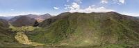 Reserva Geobotánica Pululahua  Auf halbem Wege nach Quito haben wir die Wahl, eine Zwischenstation an einer Inka Ausgrabungsstätte zu machen, oder uns die größte Caldera Ecuadors anzusehen. Nach unseren Erfahrungen mit nicht auffindbaren Ausgrabungsstätten entscheiden wir uns für den Krater. Der dürfte nicht zu verfehlen sein...  360°   Pano : quito, pichincha, pululahua, reserva geobotánica pululahua