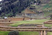 Verkehrsknotenpunkt  Ingapirca war der nördlichste Ausgangspunkt einer  der größten Verkehrsadern der Weltgeschichte – bedeutender als die Straßen des römischen Reiches. Nicht nur Waren und Nachrichten wurden auf dem Weg, der Ingapirka mit Cusco, der Hauptstadt des Inkareiches verband, transportiert, sondern auch die Bürgerkriegsarmeen der beiden verfeindeten Inka Prinzen Huáscar und Atahualpa nutzten ihn, als diese sich um 1530 herum über die Aufteilung des Reiches zerstritten. Es war nicht zuletzt die Schwächung der insgesamt 120000 Mann starken  Bürgerkriegsarmeen in dem Bruderzwist, welche Pizarro die Eroberung des Inkareiches erleichterte. : ingapirca, cañar, hatun kañar, kañari, huáscar, atahualpa
