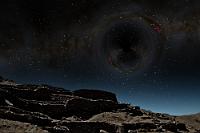 Black Hole  Eine wissenschaftliche Sensationsmeldung erreichte 'Mission Control' im Sommer 2147 über Hyperfunk. Die Mannschaft der "Edwin 'Buzz' Aldrin" war nach Störungen im Gravitationswellendetektor auf eine Deformation in der Raumzeitstruktur eines scheinbar sternlosen Gebiets im Sektor Bootes aufmerksam geworden. Nach behutsam vorgenommenen Sprüngen in Richtung des Zentrums einer ca. 20 Lj durchmessenden, absolut sternfreien Raumkugel spielten die Schweresensoren des Schiffes plötzlich verrückt. Erst als der Astrophysiker Gordon Cooper bei der Himmelsdurchmusterung eine starke linsenförmige Verzerrung des Sternenhintergrundes in Flugrichtung feststellte wurde klar, dass die "Aldrin" einem schwarzen Loch auf die Spur gekommen war. Nähere Untersuchungen aus sicherem Abstand wiesen zur Verblüffung der Mannschaft sogar einen Planeten nach, der das 20 Sonnenmassen aufweisende Schwerkraftmonster in einer Entfernung von 875 Mio. Kilometern umkreiste.  Als wahrhaft unheimlich aber wird in der wissenschaftlichen Fachwelt eine Entdeckung betrachtet, die die Mannschaft der "Aldrin" nach Auswertung von Daten einer autonomen Sonde machte, die zur Oberflächenerkundung auf den dunklen, leblosen Planeten geschickt worden war. Aufgrund noch immer starker Röntgenstrahlung aus der bereits nahezu leergefegten Akkretionsscheibe des schwarzen Loches konnte die Sonde trotz massiver Strahlenschutzmaßnahmen nur eine kurze Zeit auf der Oberfläche des sterilen Planeten verbringen, um einmalige Daten aus dem direkten Einflußbereich dieses exotischen Objektes zu sammeln. Dass die Untersuchung der fotografischen Oberflächenaufnahmen die Relikte einer offensichtlich schon vor astronomisch langer Zeit dahingeschiedenen Lebensform enthüllte, die dereinst diesen Planeten besiedelt hatte, läßt heute Laien wie Wissenschaftler ehrfurchtsvoll erschauern. Nach ersten Analysen erscheint es als höchst unwahrscheinlich, dass der Planet ursprünglicher Bestandteil dieses extremen Systems war, da er sonst längst zerstört worden wäre. Wahrscheinlich wurde seine Sonne erst vor 'kurzer' Zeit von dem schwarzen Loch gefressen und es kann nicht mehr lange dauern, bis auch dieser Himmelskörper dasselbe Schicksal erleidet und die letzten Spuren einer untergegangenen Zivilisation endgültig getilgt sind.