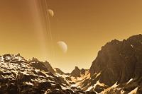 Unter dem Eisring  Immer wieder sehen sich die Mitglieder der "Michael Collins"-Crew planetarischen Besonderheiten gegenüber, die kein irdischer Astronom für möglich gehalten hätte. Sechs Jahre nach dem Start der mit drei Sternenschiffen ersten umfassenden extrasolaren Expediton und der Erforschung von mittlerweile 83 Sonnensystemen hatte sich herausgestellt, dass die Mehrzahl der hinsichtlich potentieller Lebensspuren vielversprechendsten Planeten keine direkten Umlaufbahnen um ihre Sonnen einnahmen, sondern vielmehr häufiger als Monde größerer Gasplaneten in Erscheinung traten.  Auch wenn sich bei HID 8755 keine lebenstragende Welt findet, ist das Trabantensystem des 4. Planeten einer kleinen G0-Sonne in einer anderen Hinsicht bemerkenswert, da hier nicht der zentrale Gasriese von einem Eis/Gesteinsring geschmückt wird, sondern sein mit 9742 km Durchmesser recht beachtliche zwölfter Mond. Mit einer Oberflächenschwerkraft von 0.63 g hält er eine dichte Stickstoff/Schwefeldioxid/Wasserdampf-Atmosphäre fest, deren Wasseranteil sich bei einer durchschnittlichen Temperatur von nur 187 K schon vor langer Zeit als Schnee- und Eisbelag auf den schroffen, teilweise vulkanischen Felsformationen des Trabanten niedergeschlagen hat. Standardmäßig hat die Expeditionscrew der "Collins" auch die Oberfläche dieses Himmelskörpers zum Aussetzen diverser Meßsonden aufgesucht, verbrachte aber einen Großteil der Oberflächenzeit damit, fasziniert das Schauspiel sich über das Himmelszelt wölbender Eisringe zu betrachten, ein Anblick, den sie hier – in 113 Lichtjahren Entfernung von zu Hause – erstmalig auf ihrer Reise genießen durften. Dank der überlichtschnellen Hyperfunkverbindung sorgte die Information von der astromischen Kuriosität eines Ringmondes dann auch schnell für heiße Diskussionen und neue Entstehungs-Hypothesen unter der auf der Erde verbliebenen Wissenschaftlerschar.