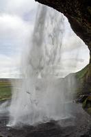 Seljalandsfoss  Da es sich bei dem Seljalandsfoss um einen der berühmtesten Wasserfälle Islands handelt, der zudem auch noch auf einem rutschigen Kiesweg von hinten umgangen werden kann, ist es hier entsprechend bevölkert. Trotzdem gelingt es uns in einem passenden Moment, DAS Foto zu schießen, welches in keinem Islandalbum fehlen darf.