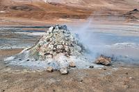 Abgaser  In der Tat befinden sich erst wenige Autos auf dem Parkplatz und natürlich muß man wieder löhnen (1200 ISK), diesmal über "easy park". Glücklicherweise gibt’s auch einen Automaten, dem es egal ist, welche Apps man so auf seinen Geräten hat...  Wir befinden uns auf dem ausgedehntesten Hochtemperaturgebiet Islands. Mit schwarzer Asche befestigte Wege führen entlang diverser Fumarolen und blubbernder Schlammtöpfe, aus aufgeworfenen Minivulkanen entweichen bis zu 800°C heiße Gase und allerorten riecht es faulig nach Schwefelwasserstoffen.