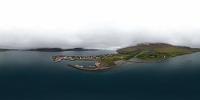Abgeschieden  Okay, kehren wir um und versuchen es im nächsten Fjord. Wieder kommen wir an die Tunnelkreuzung, von der es diesmal Richtung Patreksfjörður auch nur einbreiðmäßig weitergeht. Nach dem Tunnel ist der Himmel unverändert mit tiefhängenden Wolken bedeckt, in die wir auf dem nachfolgenden Pass komplett eintauchen.  Weiter fahren wir entlang der Nordseite des Önundarfjörður, vorbei an einigen kleinen Fischfarmen bis zur einzigen Ansiedlung Flateyri, ein Ort, der sich anbietet, will man mit der Welt abschließen und als Einsiedler den irren Zuständen in Deutschland den Rücken kehren...  360°  &#160;Pano