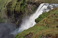 Abwärts  Aus 60 m Höhe strömt der 25 m breite Fall donnernd herab. Nach einigem Gefummel gelingt es mir nun auch, den Videomodus der D7500 zu starten und Maren macht erste Aufnahmen mit Blick auf das Live View Display, welches man zuallererst auf dem gewünschten Fokuspunkt anklicken muß, um ein scharfes Bild zu erhalten. Außerdem gilt es, die Kamera absolut ruhig zu halten, da auch eine Stabilisierung völlig fehlt. Nun, immerhin besser als gar nichts...  Über eine längere Treppe mit mindestens 5637 Stufen (Maren sagt, es sind nur 465, pah), erreicht man nach 60 Höhenmetern eine Aussichtsplattform direkt neben der Klippe. Ersteigen wir die doch mal eben! Während Massen von jüngeren Mitmenschen uns überholen, muß ich zwischendurch immer mal wieder eine Pause einlegen – man will schließlich nicht von der Treppe geweht werden (überzeugende Begründung, nicht?) Der Ausblick am Ziel lohnt sich aber und Maren filmt, während ich sie im Sturm stabilisiere.