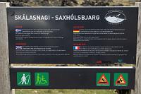 ACTHUNG  Erst später erfahren wir, dass der nördliche Weg nach Öndverðarnesviti an die Westspitze der Snæfellsnes Halbinsel geführt hätte, die zwar auch einen Leuchtturm hat, der aber wesentlich rudimentärer als der Skálasnagaviti við Svörtuloft, der 'Leuchtturm Skálasnaga bei Svörtuloft' ausfällt. Unübersehbar besteht das Küstenflachland vornehmlich aus "Hraun", erkaltetem Lavastrom und Lavabrocken, die bei einem historischen Ausbruch des Snæfellsjökull bis an diese Küste gelangten. Das Warnschild am Leuchtturm sollte man deshalb trotz der falsch geschriebenen Überschrift unbedingt beherzigen, denn die Küste wirkt in der Tat sehr instabil und man tut gut daran, auf der hölzernen Aussichtsplattform zu bleiben.