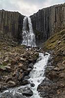 Am Stuðlafoss  Der im dunklen Sommerkleid über das Feld schnürende Fuchs ist wieder ein Tier, mit dem wir überhaupt nicht gerechnet hatten. Abgesehen davon, dass sein häufigstes Vorkommen in den Westfjorden liegt, soll man ihm, wenn überhaupt, nur weit abseits der Zivilisation begegnen können. Glück gehabt! Der Parkplatz auf der Südostseite des Stuðlagil Canyons ist nur ein besserer Acker und mit umgerechnet 7 € teuer bezahlt. Spätestens am nahegelegenen Wasserfall haben wir uns aber schon wieder abgeregt.