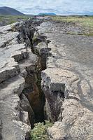 Ameropa  Aufgrund des Andrangs gelingt lediglich ein Schnellschuß in die Höhle hinein über die Schulter anderer Besucher. Deutlich mehr Platz bietet das darüberliegende Felsplateau, auf dem der klaffende Grjótagjá-Riss einen Teil der geologischen Verwerfungszone zwischen den Kontinentalplatten Amerikas und Europas markiert.