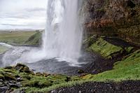 Auf dem Festland zurück  Nach unserer Rückkehr ins Hotel haben wir den späten Nachmittag des Vortags gemütlich bei Kaffee und Keksen auf unserem Zimmer verbracht, sind die Planung für den nächsten Tag durchgegangen und haben den Abend wieder mit einem leckeren Abendessen – diesmal in einem anderen Restaurant – abgeschlossen.  Heute sind wir bereits um 6:30 Uhr aufgestanden, denn unsere Fähre zurück nach Landeyjahöfn legt pünktlich um 9:30 Uhr ab. Die halbstündige Überfahrt in immer noch gischtender See verbringen wir mit dem Betrachten von zigmal wiederholten Sicherheitsvideos auf dem verglasten Oberdeck. Schon bald verlassen wir nun die – elektrisch angetriebene! – Fähre und erreichen nach kurzer Fahrt zurück auf der 254 wieder die Ringstraße 1. Bereits auf der Hinfahrt hatten wir beim Abzweig auf den Fährenzubringer in der Ferne eine Reihe beeindruckender Wasserfälle erspäht, die jetzt unser Ziel sind. Nach nur einem weiteren Kilometer biegen wir zu den Fällen ab und enden auf einem bereits gut gefüllten, gebührenpflichtigen Parkplatz mit WC und Shop.