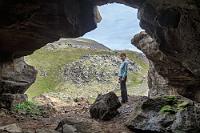 Auf den Spuren der Riesen  Wenn man so den Größenvergleich anstellt, fragt man sich doch, wieviel Kopffreiheit Bárður Snæfellsás geblieben ist, als er hier während des Baus seines Hofes Laugarbrekka gewohnt und auch gesungen haben soll. Noch heute wird das Echo gerühmt, welches man beim Rufen in die Höhlen vernehmen soll. Wir haben es bei einigen ausprobiert, aber ehrlich gesagt kein überzeugendes Echo vernommen. Auch sonst konnten wir keinerlei Zeugen für Bárðurs frühes Wirken an diesem Ort ausfindig machen, dafür aber die unvermeidlichen Namenskritzeleien zeitgenössischer Möchtegern-Speläologen.
