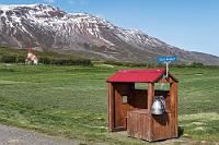 Ausflugstag  Heute wollen wir die Tröllaskagi Halbinsel erkunden, die 'Troll-Halbinsel'. Bei schönstem Wetter brechen wir auf in Richtung Dalvik, linksseitg entlang des längsten Fjordes Islands, dem Eyjafjörður, während rechts die Landschaft immer spektakulärer wird. Vor den Hängen der hoch aufragenden Bergkette schmiegen sich bäuerliche Siedlungen in den schmalen Grünstreifen bis zum Fjord, häufig mit kleinen Kirchen, selbst wenn diese nur von wenigen Häusern umgeben sind.