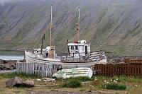 Ausgedient  Ein Blick auf die Preise des Restaurants im Haupthaus des Hotels hat uns im Netz spontan nach einer Alternative fürs Abendessen suchen lassen. Gegen 18:30 Uhr machen wir uns auf den Weg zum 'Husid', das dann aber leider heute geschlossen ist. Also kehren wir um und suchen Alternative B, das 'Edinborginn'. Kaum eingetreten, hält der Wirt fragend zwei Finger hoch, Maren nickt und schon haben wir unseren Tisch nebst Menükarten. Die Preise sind isländisch akzeptabel, Maren bestellt sogar Steak ohne sich zu verschulden, ich gebratene Hähnchenbrust – beides kommt schnell und ist ausgesprochen schmackhaft! Bestimmt kommen wir morgen wieder.  Zurück im Zimmer, drücken wir nach dem Abendprogramm mit Lesen, Mails und Internet die Daumen für trockeneres Wetter am morgigen Tag – schauen wir mal...