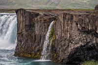 Bei-Fall  Der Sage nach soll ein Wikingerfürst hier um das Jahr 1000 herum – nach der offiziellen Übernahme des Christentums –, heidnische Götterbilder in den Fluss gestürzt haben, woher der Name "Goðafoss" (Götterwasserfall) rührt.  Den direkten Weg nach Akurery behindert leider ein 7 km langer Tunnel durch die Bergkette entlang des Eyjafjörður Fjords, dessen Durchfahrt erstens sehr teuer ist und zweitens auf eine Weise bezahlt werden muß, die sich uns nicht so richtig erschließt. Glücklicherweise zweigt aber vor dem Tunnel eine mindestens ebenso gute Straße ab, die zwar auf dreifacher Länge über den Bergrücken und entlang des Fjordufers führt, dafür aber wundervolle Blicke von oben auf den Fjord bietet und absolut kostenlos ist!