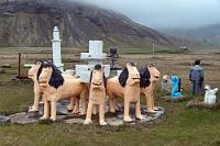 Beton statt Marmor  Angeregt durch ein Bild des Löwenbrunnens in der Alhambra von Granada schuf Jónsson diese Löwengruppe aus Beton. Dass der Brunnen tatsächlich funktioniert, demonstriert uns unsere Führerin mittels eines Eimers voll Wasser, dessen Inhalt, oben hineingegossen, umgehend den Mäulern der Löwen als Strahl wieder entsprudelt.  1969 starb Samúel Jónsson, fast erblindet, im Alter von 85 Jahren. Sein Werk geriet ein wenig in Vergessenheit, vieles verfiel und manches wurde geklaut, bis schließlich 1998 unter der Leitung des deutschen Bildhauers Gerhard König, verschiedene Arbeitsgruppen mit der Restauration des Freilichtmuseums begannen. Über 18 Jahre haben Mitarbeiter aus dreizehn Nationen 5800 Arbeitssstunden geleistet und mit der Unterstützung von Spendern, Sponsoren sowie der isländischen Distriktverwaltung blühte das Freilichtmuseum wieder auf.